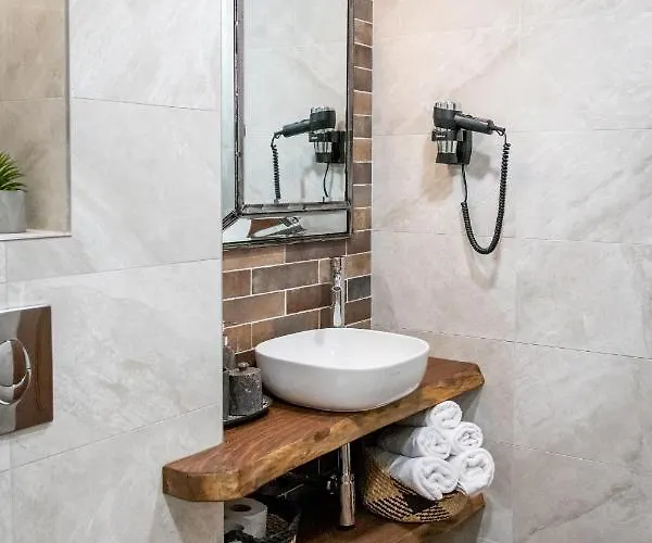 Hunters House Къща за гости 4*