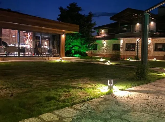 Hunters House Къща за гости 4*